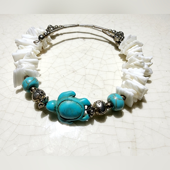 OOAK Beautiful coastal clean turquoise turtle white shell wire wrapped bracelet - Picture 2 of 4